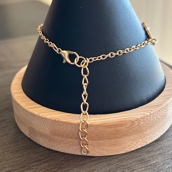 Trendy Gold Clover Bracelet with Crystal Accents - Picture 4 of 7